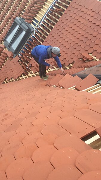 Executam acoperisuri si reparatii de urgenta